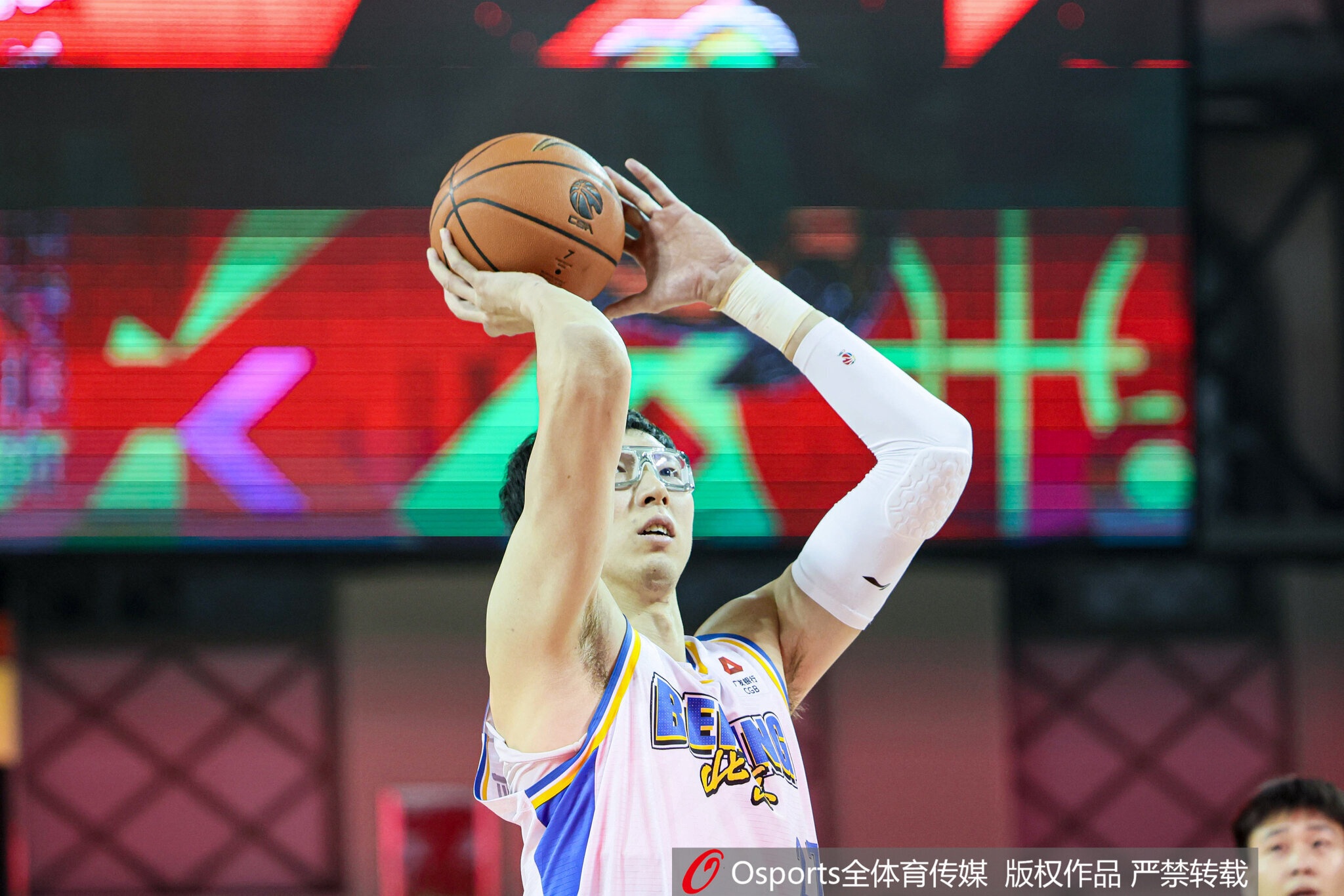 j9九游会-状态火热！周琦半场7中6高效拿下13分7板2帽 前6投全中